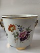 Urtepotteskjuler 
med 
blomstermotiv / 
4 fødder.
Diameter 
indvendige mål 
15 cm. 
Højde 14,5 ...