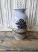 Royal 
Copenhagen stor 
vase dekoreret 
med landskabs 
motiv 
No. 2873/2983, 
1. sortering
Højde 38 cm.