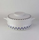 Stor gryde med 
låg og hanke i 
porcelæn fra 
stellet Dråbe - 
også kendt som 
Danild 66. Nr. 
...