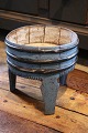 Gammel svensk 
1800 tals træ 
skål på ben med 
fin gammel 
bemaling og en 
fin patina. H: 
19cm. Dia.: ...