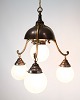 3-armet 
Jugendstil 
lysekrone fra 
1930’erne i 
bruneret 
messing med 
opalglas 
kugler. 
Klassisk ...