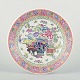 Kina, 
1900-tallet
Dekorativt 
porcelænsfad 
med polykrom 
famille 
rose-
emaljedekoration.
 Motivet ...