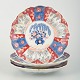 Imari, tre 
tallerkener.
Tre 
tallerkener fra 
Japan, 
dekoreret i den 
klassiske 
Imari-stil med 
...