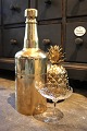 Gammel 
champagnekøler 
i form af stor 
flaske i 
messing som kan 
åbnes og fyldes 
med 
isterninger. 
...