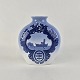 Vase i hvidt 
porcelæn med 
motiv i blå 
nuancer, 
produceret i 
anledning af 
Nibes 200 års 
jubilæum ...