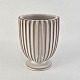 Riflet vase i 
keramik med 
hvid glasur
Producent 
Schollert
Højde 14,5 cm
Diameter 11 cm