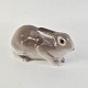 Figur i 
porcelæn med 
motiv af en 
hare eller 
kanin. 
Tryggende med 
ørene nede. 
Figuren findes 
i ...