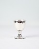 Æggebæger i 
ægte sølv. 
Enkelt design 
uden 
indgravering. 
Højde 6,3 cm, 
diameter 4,5 
cm.
— ...