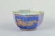 Wedgwood, 
England
Ottekantet 
skål i 
blå-lilla 
lustre ware, 
dekoreret med 
gulddetaljer. 
...