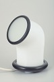 Holmegaard, 
Danmark
Bordlampe af 
opalhvidt glas 
med sorte 
detaljer, 
formet i et 
organisk, ...