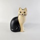 Måns figur i 
glaseret 
stentøj med 
motiv af en kat
Design Lisa 
Larson
Producent ...