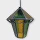 Lampe i 
blyindfattet 
glas. 
Gule/grønne/blå 
nuancer. Højde 
ca. 22 cm, 
diameter 20cm
Sprækker i ...