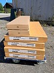 Lillången 
4 Vægskabe og 2 reoler
 Kr. 900,-