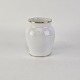 Vase i porcelæn 
fra stellet 
Leda
Nr. 52C
Producent Bing 
& Grøndahl
Stel i hvidt 
porcelæn ...
