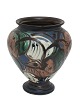 Kähler, Smuk 
Balusterformet 
vase med mat 
kohornsglasur. 
2 glasurafslag 
på øverste 
kant, se foto. 
...