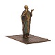 Figur 
forestillende 
orientalsk mand 
på tæppe i 
formessinget 
tin og 
dekoreret
H: 9,5cm. 
Base: 9x11cm