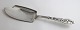 Tang. Design 
Thorvald 
Bindesbøll. 
Stor kagespade 
/ fiskespade. 
Længde 28 cm. 
Produceret 
1909.
