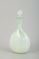 Dansk 
samtidsglaskunstner.
 Karaffel med 
prop. 1990.
Mundblæst 
karaffel i 
klart glas med 
hvid- ...