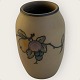 Bornholmsk 
keramik, 
Hjorth, Brun 
stentøj, Vase, 
Nr.160, Med 
frugt motiv, 
8cm høj, *pæn 
stand*