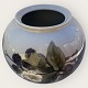 Royal 
Copenhagen, 
Brombær vase 
#288/ 42-B, 
14cm høj, 18cm 
i diameter, 
2.sortering 
*Pæn stand*