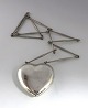 Georg Jensen. 
Halskæde med 
stort 
sølvhjerte 
(925). Model 
126. Mål 6,5 
*6,5 cm. Kæden 
er 80 cm.