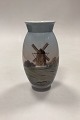Bing og 
Grøndahl Vase 
med Mølle No. 
420/8682. 1. 
Sortering i fin 
stand.
Måler 19 cm / 
7,48 in.
