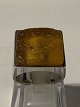Signet 
Herrering i 
sterlingsølv 
med rav natur 
slibet.
Ravet er ujævn 
natur slibet. 
...