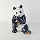 Kongelig figur 
af porcelæn, 
med motiv af en 
panda som 
spiser bambus
Nr. 662
Formgiver 
Allan ...
