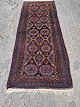 Orientalsk 
tæppe fra 
1980erne.
Det har 
brugsspor.
Længde 320cm 
Bredde 124cm