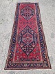 Orientalsk 
tæppe fra 
1980erne.
Det har 
brugsspor.
Længde 305cm 
Bredde 107cm