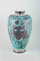 Åke Holm 
(1900–1980), 
Höganäs.
Stor vase i 
stentøj med 
turkis, sort og 
grøn glasur. 
Dekoreret i ...