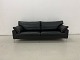 Søren Lund 
SL329 3 
Pers.Sofa i 
sort solid 
læder og med 
ben i IG15 mat 
aluminium.
Sofaen står i 
...