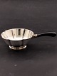 Tretårnet sølv 
serverings skål 
med bølget kant 
D. 13 cm. emne 
nr. 619337
