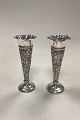 Sæt Engelske 
Vaser i 
Sterling sølv
Måler 16,5 cm 
/ 6.50 inch
Vejer 555 gram 
/ 19.58 oz ...