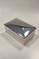 Cigaræske/Lågskrin 
i sølv med 
indlæg af træ
Dimensioner: 
H: 7,5 cm / 
2.95 inch
B: 14 cm / ...