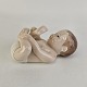 Figur i 
porcelæn med 
motiv af 
liggende baby 
med hvid ble. 
Nr. 027
Producent 
Royal ...