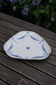 Empire Bing & 
Grøndahl B&G 
porcelæn 
spisestel.
Trekantet fad 
kagefad nr. 40 
i 1. sort. 
Lager: ...