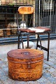 Gammel oval 
metal boks med 
gammel original 
bemaling og fin 
patina.
Super fin til 
opbevaring. ...