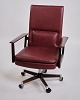 Arne Vodder 
kontorstol, 
model 419. 
Palisander og 
bordeauxrødt 
læder. Sibast, 
1960’erne. H: 
104,5 ...