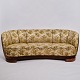 Dansk banan 
sofa fra 
1930-40’erne. 
Blomstret 
betræk og ben i 
eg. H: 67 cm, 
B: 200 cm, D: 
69 cm, ...
