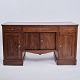 Skrivebord / 
Skænk i mahogni 
fra 1860’erne. 
Engelsk stil. 
H: 94 cm, B: 
171 cm, D: 66,5 
cm. ...