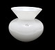 Holmegaard, 
Rokoko, Hvid 
opaline vase 
lav model, 
kugleformet 
korpus og 
tragtformet 
hals. ...
