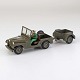Legetøjsbil 
model Jeep med 
påhængstrailer 
og mand bag 
rattet i 
lakeret 
flaskegrøn 
metal med ...