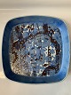 Royal 
Copenhagen 
Fajance Baca, 
stort blåt fad.
Dekorationsnummer 
780/2885.
1. ...