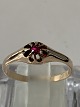 Smuk og elegant 
guldring med en 
rød sten i 14 
karat guld, 
Ringen er meget 
anvendelig til 
...
