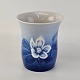 Vase i porcelæn 
fra stellet 
Julerose 
Nr. 191
Producent Bing 
& Grøndahl
Julerose er 
hvidt ...