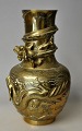 Kinesisk bronze 
vase, 20. årh. 
Dekoreret med 
slygende 
drager. 
Korpus rigt dekoreret 
med planter ...