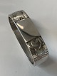 Kaktus 
Servietring No 
81A. Georg 
Jensen Sterling 
Sølv.
Længde 5,5 cm. 

Designet i 
1930 af ...