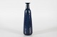 Gunnar Nylund 
(1904-1997)
Meget høj og 
slank vase 
dekoreret med 
blå glasur i 
længdegående 
...