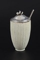 Arne Bang 
(1901–1983)
Marmeladekrukke 
med låg og ske, 
ca. 
1940/50’erne.
Cylindrisk 
riflet ...